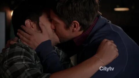 ausCAPS: Zachary Knighton kissing Adam Pally in Happy Ending