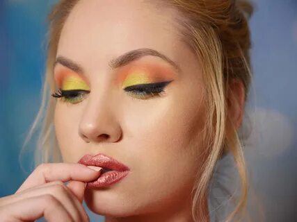 Bright & Bold Spring Makeup Look - Lipstick on your pillow M