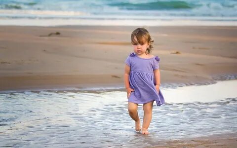 Cute little girl, beach, sea 750x1334 iPhone 8/7/6/6S wallpa