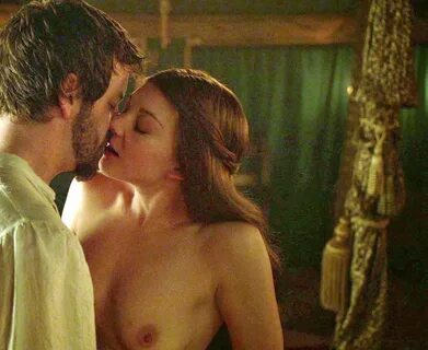 Natalie Dormer strips down to nothing in Game Of Thrones