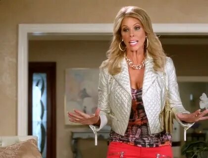 Cheryl Hines as Dallas Royce - Sitcoms Online Photo Gallerie