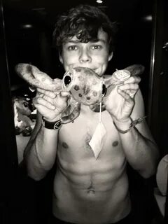 The Stars Come Out To Play: Ashton Irwin - Shirtless Twitter