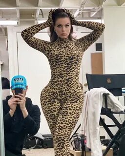 Who is Julia Fox and what are some jaw dropping photos of her? 
