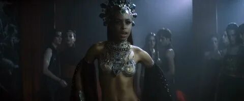 Aaliyah sexy - Queen of the Damned (2002)