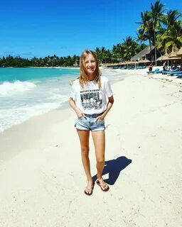 karina kurzawa on Instagram: "Beach vibes ✌ 😉 🏝" Cute girl o