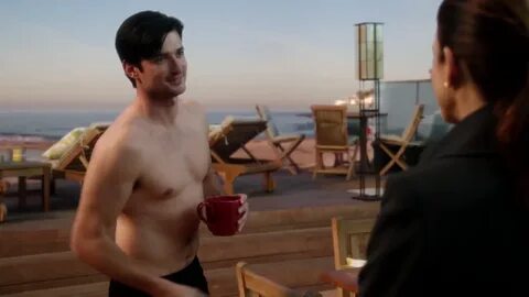 ausCAPS: Wes Brown shirtless in Private Practice 5-07 "Don't