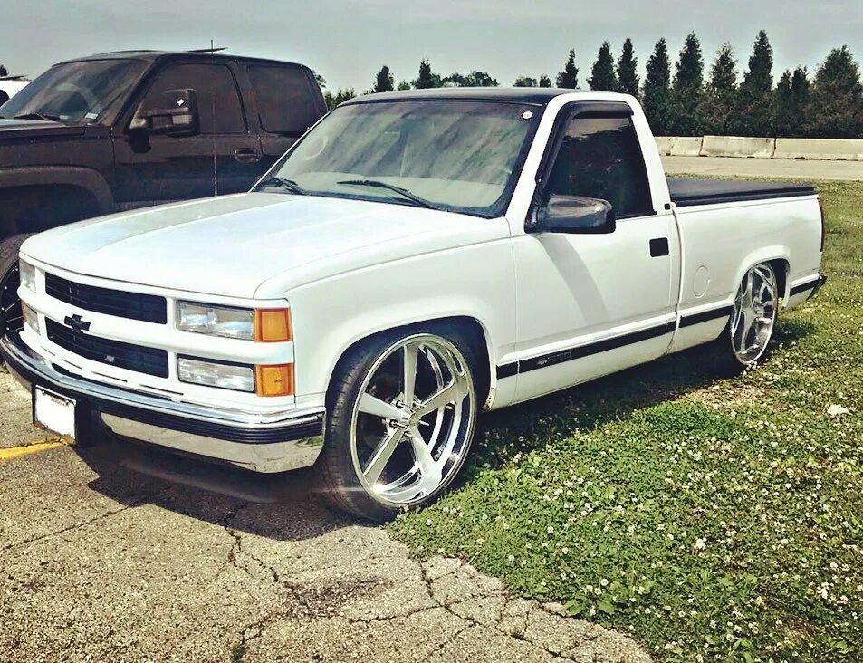 ChitownTrucking on Instagram: "Clean White OBS on 24x12s #introwheels ...