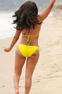 Daily Eye Candy: Lala Vasquez on the Beach - LatinTRENDS Inf