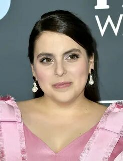 Beanie Feldstein Half Up Half Down - Beanie Feldstein Looks 