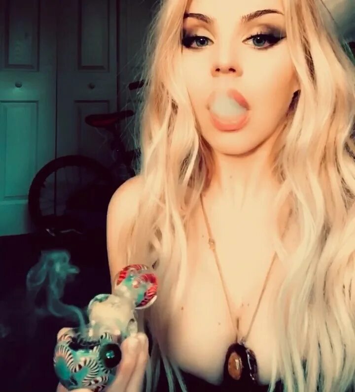 Chelsea Vundaland в Instagram: "smoking before work ☺ 🖤" .