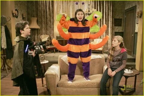 Miranda Cosgrove and Jennette McCurdy Happy Halloween - Sitc