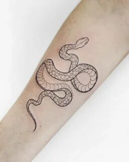 Lacy Snake Tattoo auf dem Unterarm #snake Tattoo Татуировки,