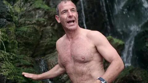 Robson Green praised by fans as he enjoys outdoor shower