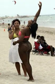 Serena Williams Hits The Beach In Miami & Shows Off Her Curv