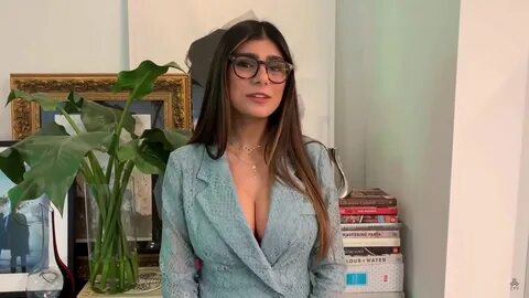 MO VLOGS GROUP OF COMPANIES Mia Khalifa VS sunny Leone car c