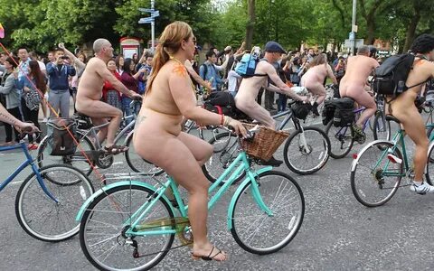 Richclic: PHOTOS:See 200 People Ride Bikes NAKED Around Town