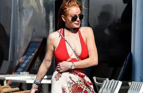 Lindsay Lohan, super sexy pe străzile din Grecia