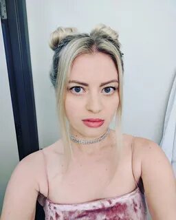 Elyse Willems в Твиттере: "I'm just a girl. #KFprom.