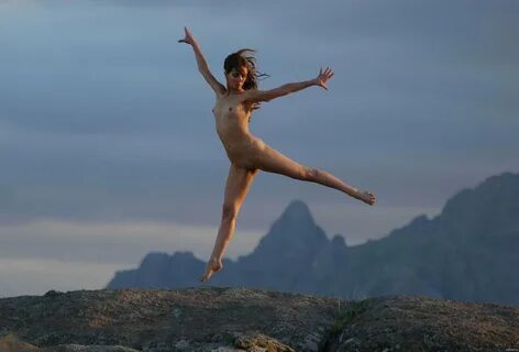 Голые прыгающие девушки - 64 красивых секс фото