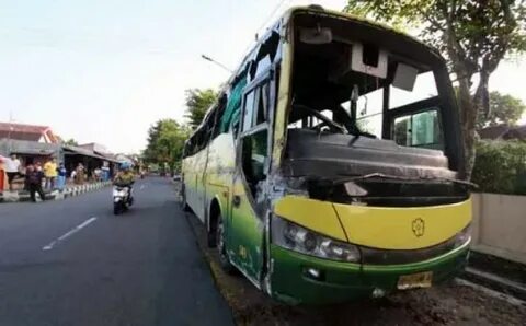 Bus Jatuh ke Jurang Sedalam 30 Meter Tewaskan 25 Orang - Por
