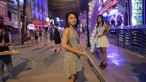 Berjalan di sepanjang Fields Avenue dan Walking Street, Ange