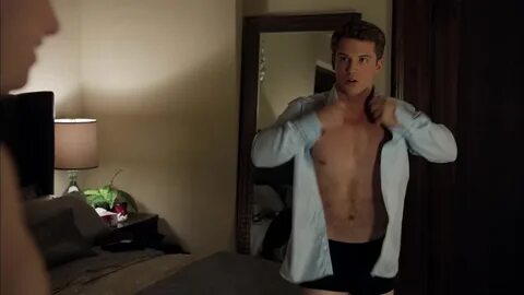 ausCAPS: Freddie Stroma and Tom Brittney shirtless in UnREAL