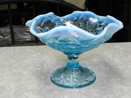 VINTAGE FENTON ART GLASS ICE BLUE OPALESCENT TULIP WATER LIL