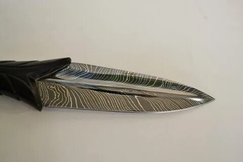 Нож Перо из мозаичного дамаска, настольная композиция Перо В