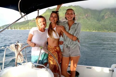 Sailing with 3 Girls in French Polynesia. 