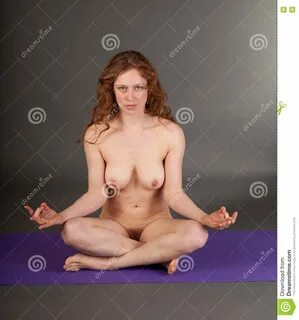 Femme Rousse Nue Convenable Image stock - Image du parfait, peau: 82188541.