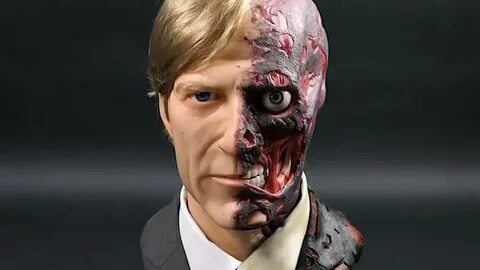 Eine Büste von Harvey Dent / Two-Face aus "The Dark Knight (