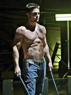 You know what I sure miss, Arrow? Shirtless Oliver. Shirtles