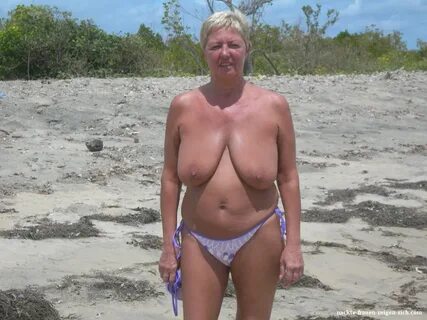 Sie zeigt ihre Titten am Strand - Nackte Frauen Bilder