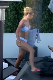 Dani Dyer by the pool with friends in Los Angeles-24 GotCele