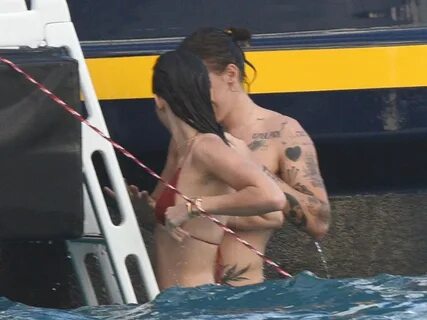 Romantis, Harry Styles Kepergok Ciuman dengan Kendall Jenner