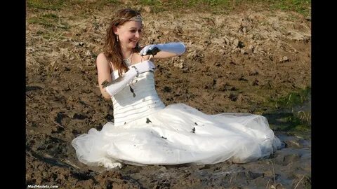 Trash the dress: Mandy in weddingdress on mudmodels.com - Yo
