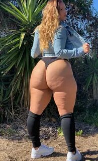 All that fat ass out in the open pawg - Viral Porn