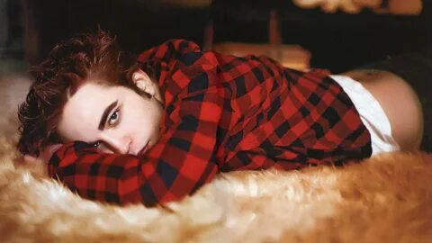 Robert Pattinson Laying Down Wallpapers - 2400x1350 - 878566