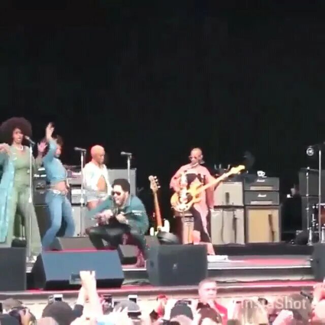 Karma James в Instagram: "So Lenny Kravitz's pants split on stage