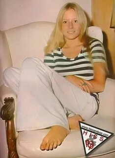 Eve-Plumb-Feet-209683.jpg (507 × 692) Eve plumb, The brady b