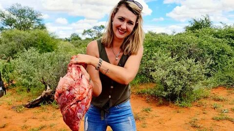 Trophäen-Jägerin in Südafrika: Frau lässt sich mit Giraffenh