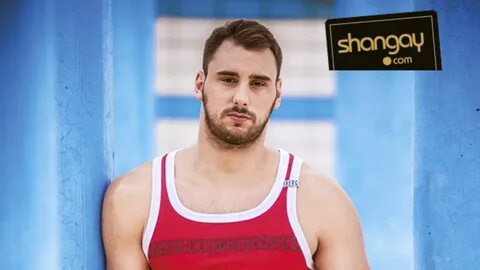 El waterpolista Víctor Gutiérrez declara públicamente su homosexualidad.