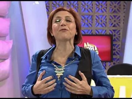 La periodista Fernanda Tapia se despoja de la ropa en pleno 