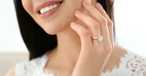 Ein Ring mit Edelstein zur Verlobung - 21Diamonds Magazin