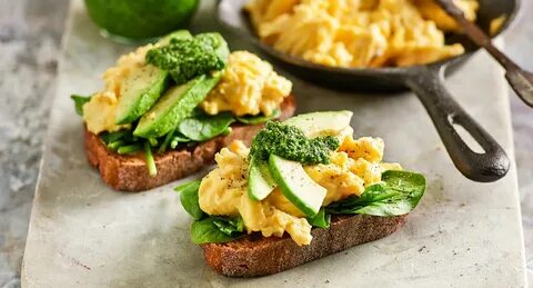 Scrambled eggs with avocado, spinach and basil pesto Recipe 