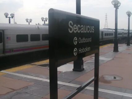 File:Train entering Secaucus lower level.jpg - Wikimedia Com