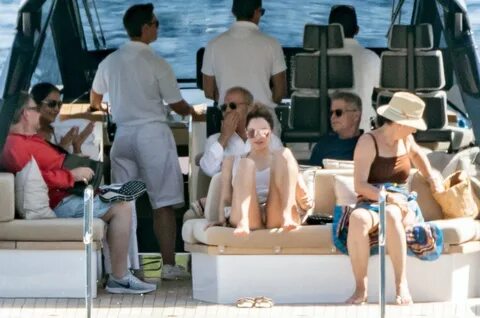 Кэтрин Макфи (Katharine McPhee) отдыхает на яхте у берегов о
