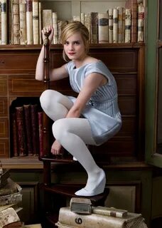 Emma Watson in White Pantyhose 01 Celebrities in Nylons