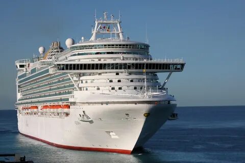 File:Cruise Ship Azura approaching St Maarten.jpg - Wikimedi