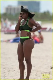 Full Sized Photo of serena williams flaunts curvy bikini bod